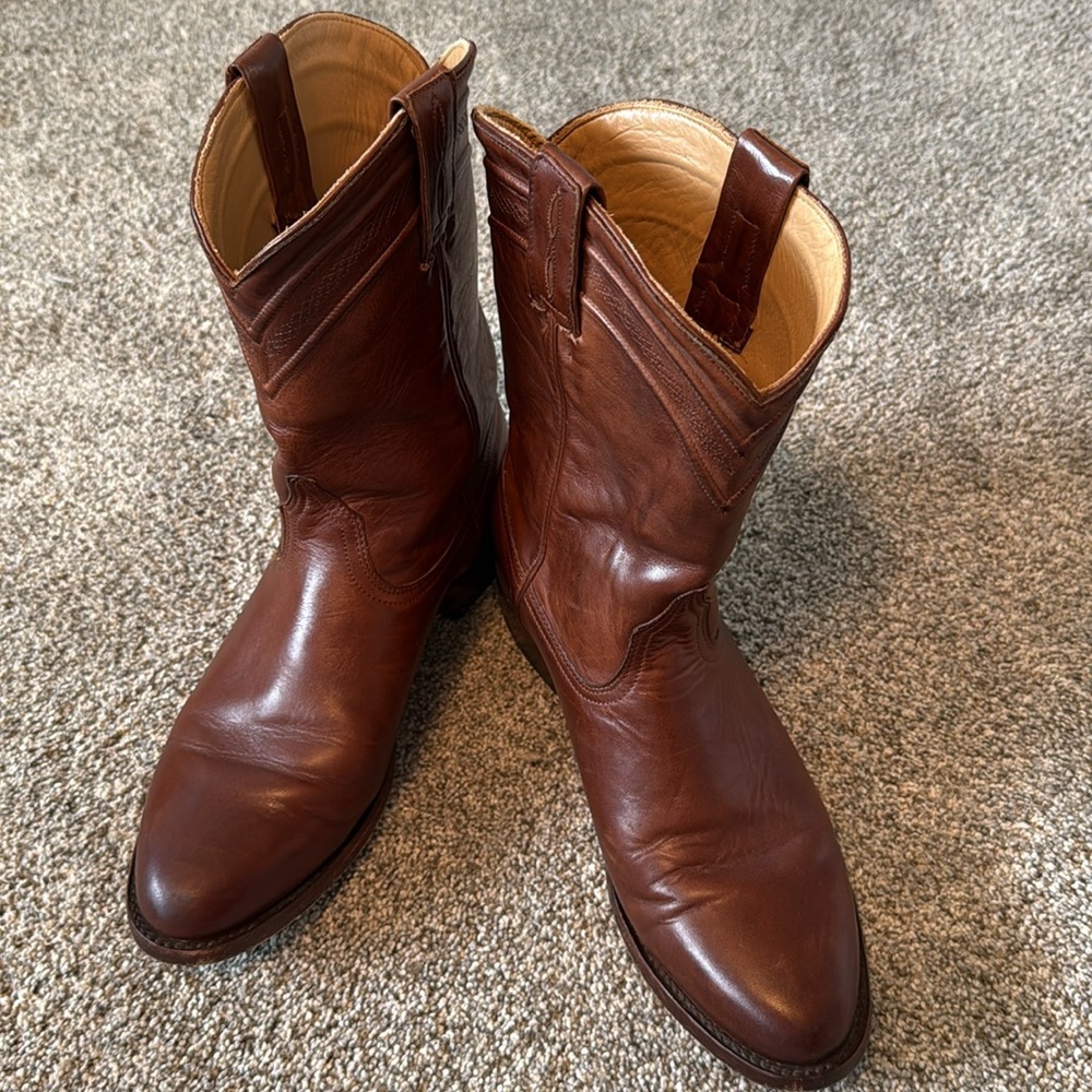 JRC & SONS MEN'S KINGSTON BRUSH OFF GOAT LEATHER ROUND TOE ROPER BOOT 10D